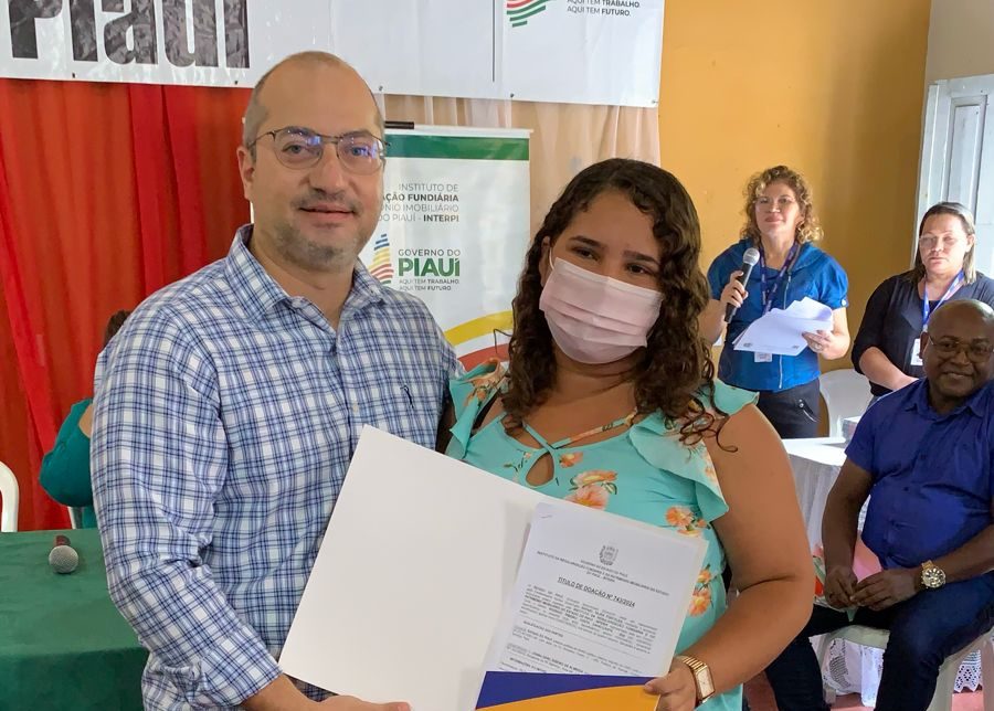Interpi entrega títulos de terras para famílias de assentamentos em Altos